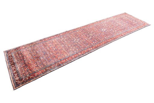 Corner detail of 1986s Hamedan rug showing border pattern and Wool pile