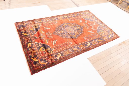 Corner detail of 1995s Hamedan rug showing border pattern and Wool pile