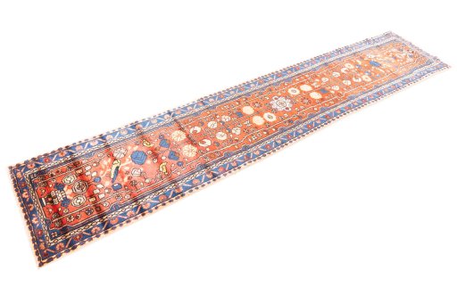 Corner detail of 1975s Hamedan rug showing border pattern and Wool pile