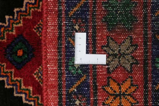 Corner detail of New Hamedan rug showing border pattern and Wool pile