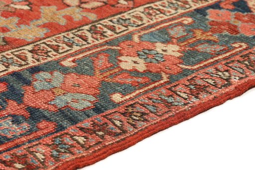 Central medallion detail of 1900s Heriz rug from Iran / Persia