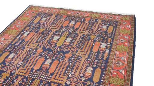 Surface texture of 1990s Kurdi rug with natural Wool and intricate pattern