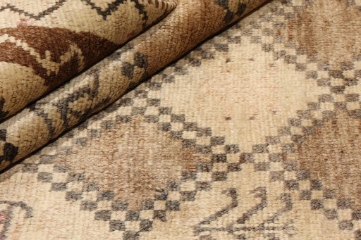 Corner detail of 1940s Lori rug showing border pattern and Wool pile