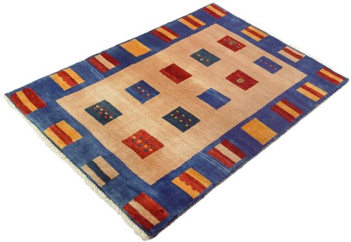 Corner detail of New Lori rug showing border pattern and Wool pile