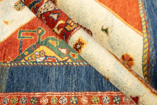 Corner detail of New Lori rug showing border pattern and Wool pile