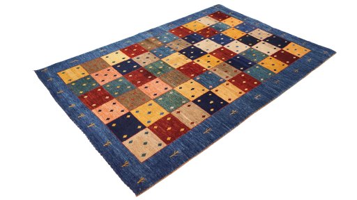 Corner detail of New Lori rug showing border pattern and Wool pile