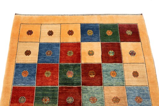 Surface texture of New Lori rug with natural Wool and intricate pattern
