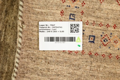 Corner detail of New Lori rug showing border pattern and Wool pile