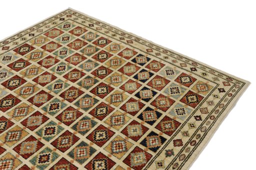 Surface texture of New Lori rug with natural Wool and intricate pattern