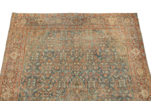 Surface texture of 1920s Mahal rug with natural Wool and intricate pattern