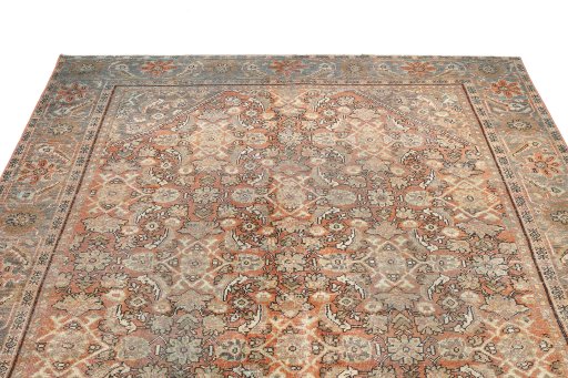 Surface texture of 1900s Mahal rug with natural Wool and intricate pattern