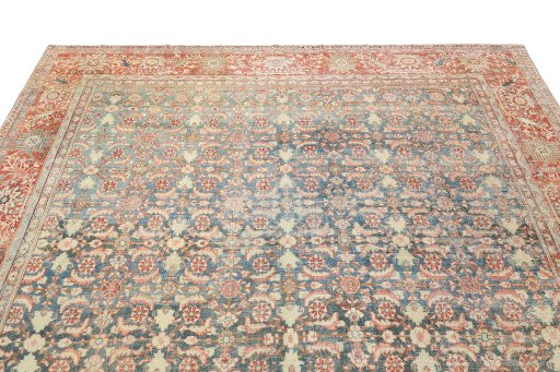 Surface texture of 1920s Mahal rug with natural Wool and intricate pattern