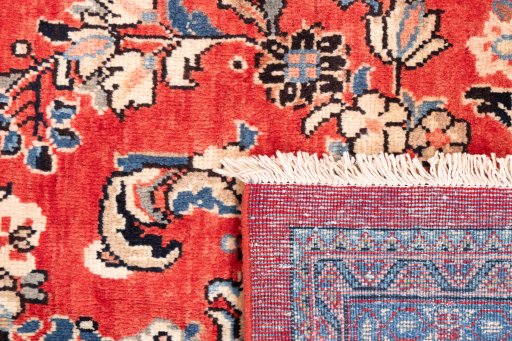 Central medallion detail of 1975s Mahal rug from Iran / Persia
