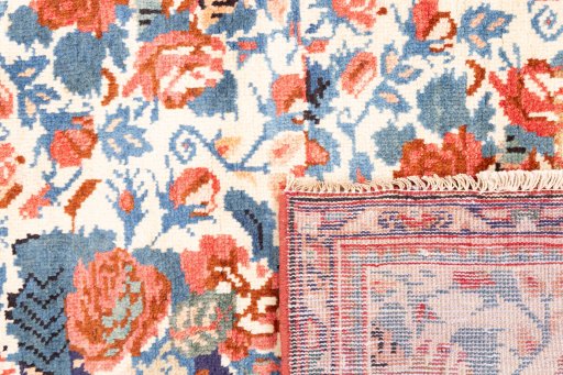Close-up detail of 2005s Mahal rug from Iran / Persia showing Wool weave