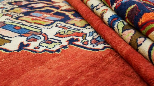 Full view of 1995s Mahal rug from Iran / Persia, 304 × 200 cm in Red tones