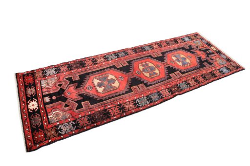Corner detail of 1980s Malayer rug showing border pattern and Wool pile