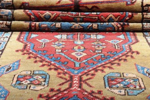 Surface texture of 1900s Sarab rug with natural Wool and intricate pattern