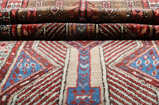 Surface texture of 1900s Sarab rug with natural Wool and intricate pattern