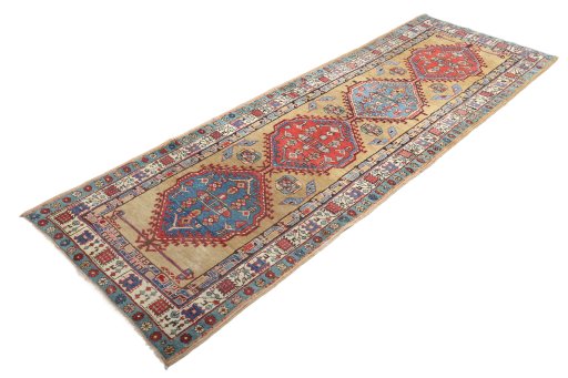 Close-up detail of 1900s Sarab rug from Iran / Persia showing Wool weave