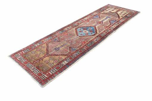 Corner detail of 1920s Sarab rug showing border pattern and Wool pile