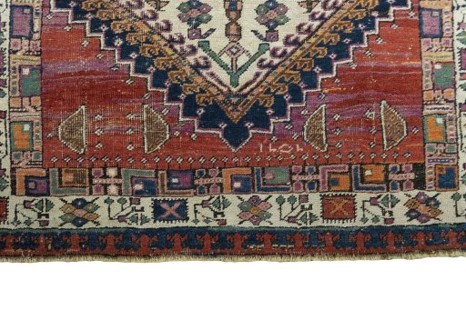 Central medallion detail of 1930s Sarab rug from Iran / Persia
