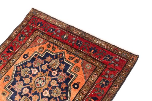 Surface texture of 1999s Sarab rug with natural Wool and intricate pattern
