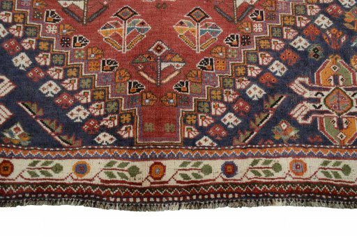 Central medallion detail of 2000s Shiraz rug from Iran / Persia