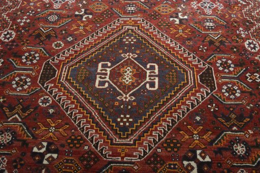 Central medallion detail of 2000s Shiraz rug from Iran / Persia