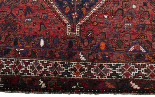 Central medallion detail of 2000s Shiraz rug from Iran / Persia