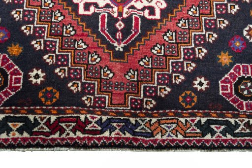 Central medallion detail of 2000s Shiraz rug from Iran / Persia