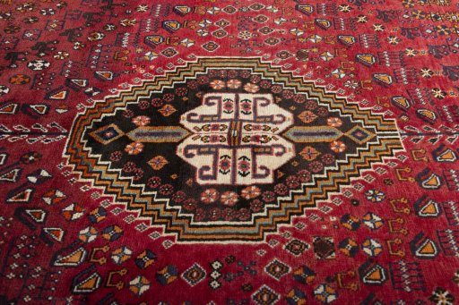 Central medallion detail of 2000s Shiraz rug from Iran / Persia