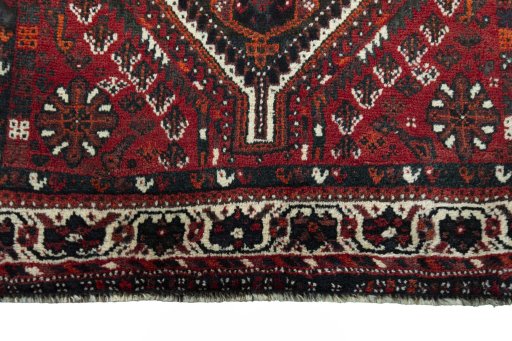 Central medallion detail of 2000s Shiraz rug from Iran / Persia