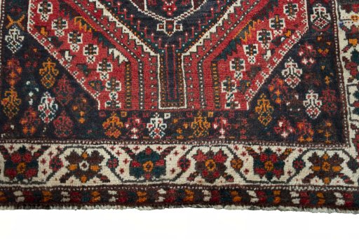 Central medallion detail of 2000s Shiraz rug from Iran / Persia