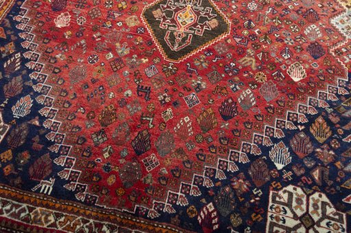 Central medallion detail of 2000s Shiraz rug from Iran / Persia