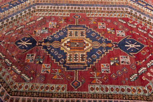 Central medallion detail of 2000s Shiraz rug from Iran / Persia