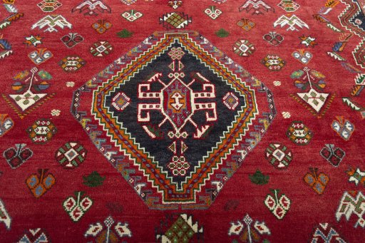 Central medallion detail of 2000s Shiraz rug from Iran / Persia