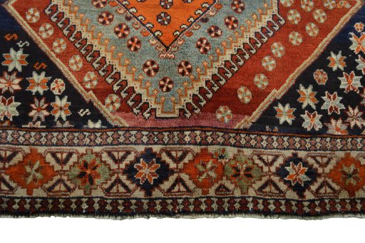 Central medallion detail of 2000s Shiraz rug from Iran / Persia
