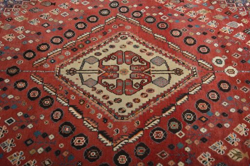 Central medallion detail of Unknown Shiraz rug from Iran / Persia