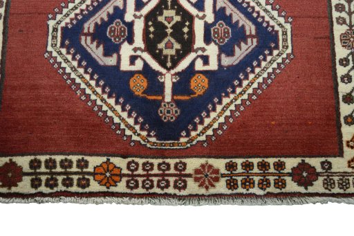 Central medallion detail of 2000s Shiraz rug from Iran / Persia