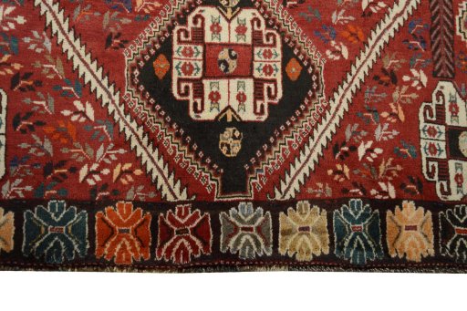 Central medallion detail of 2000s Shiraz rug from Iran / Persia