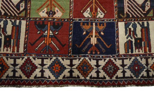 Central medallion detail of 2000s Shiraz rug from Iran / Persia