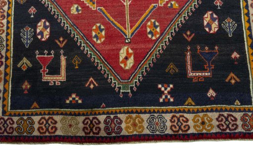 Central medallion detail of 2000s Shiraz rug from Iran / Persia