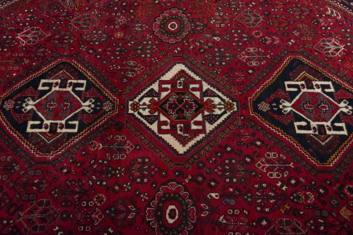 Central medallion detail of 2000s Shiraz rug from Iran / Persia