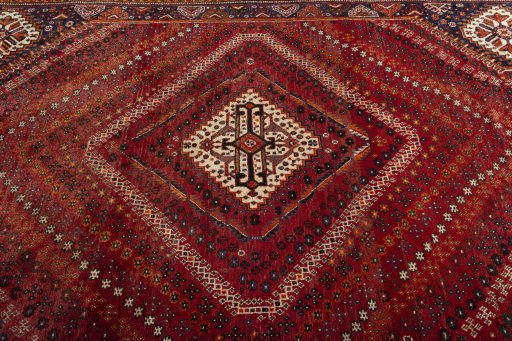 Central medallion detail of 2000s Shiraz rug from Iran / Persia