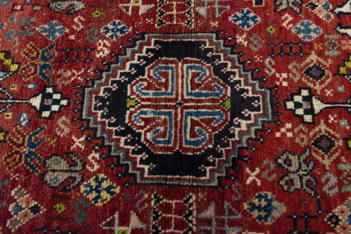 Central medallion detail of 2000s Shiraz rug from Iran / Persia