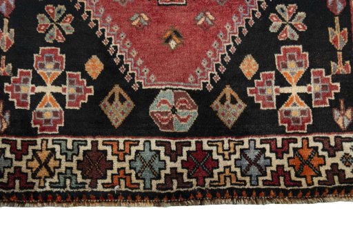 Central medallion detail of 2000s Shiraz rug from Iran / Persia