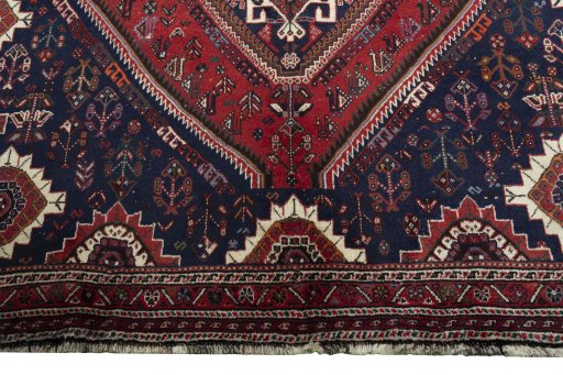 Central medallion detail of 2000s Shiraz rug from Iran / Persia