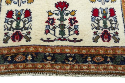 Central medallion detail of 2000s Shiraz rug from Iran / Persia
