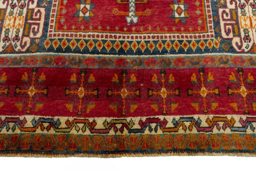 Central medallion detail of 2000s Shiraz rug from Iran / Persia