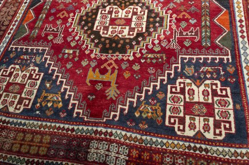 Central medallion detail of 2000s Shiraz rug from Iran / Persia